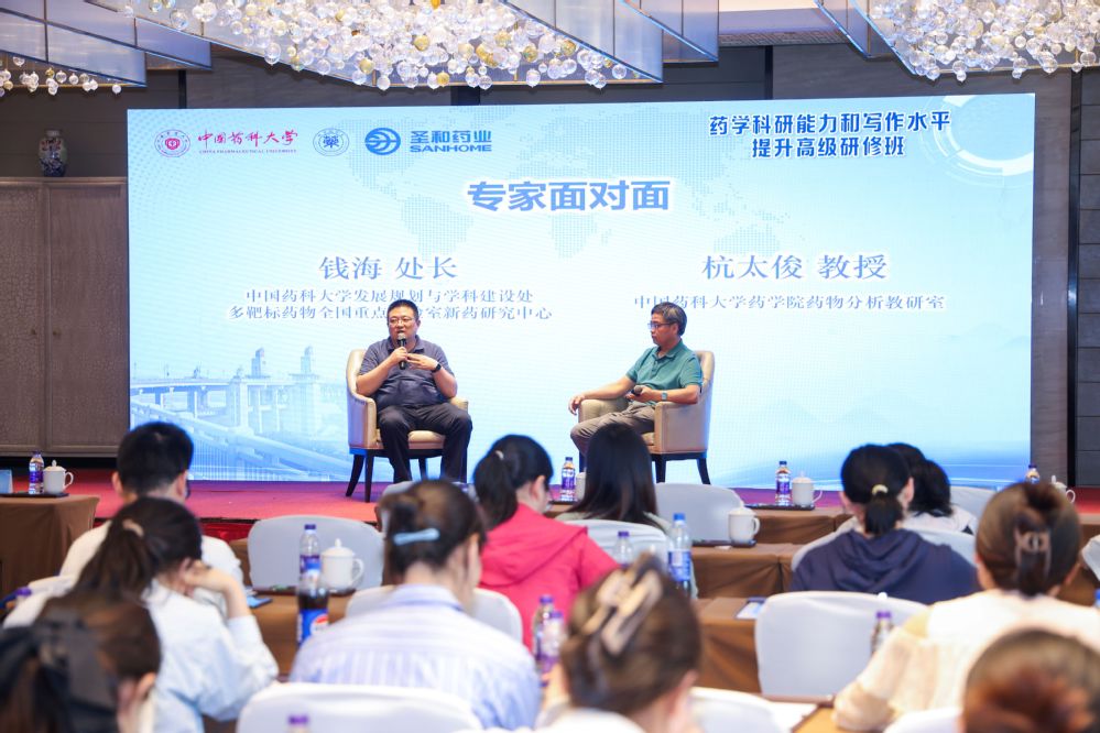 图 9专家面对面(钱海 教授、杭太俊 教授) 图 9专家面对面(钱海 教授、杭太俊 教授)