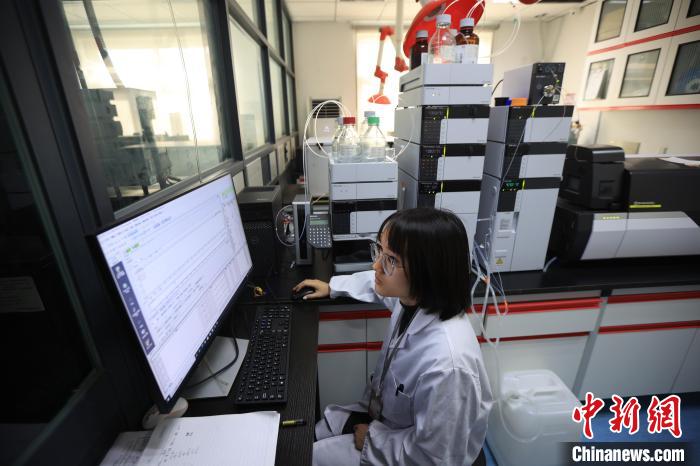 实验室已建立毒品原植物鉴定技术体系和罂粟、大麻的显微图谱等。 泱波 摄 实验室已建立毒品原植物鉴定技术体系和罂粟、大麻的显微图谱等。 泱波 摄