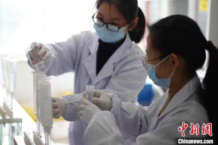 实验室围绕基于环境样本的毒情评估与溯源、毒品快检方法等7个主要方向开展系列研究。 泱波 摄 实验室围绕基于环境样本的毒情评估与溯源、毒品快检方法等7个主要方向开展系列研究。 泱波 摄